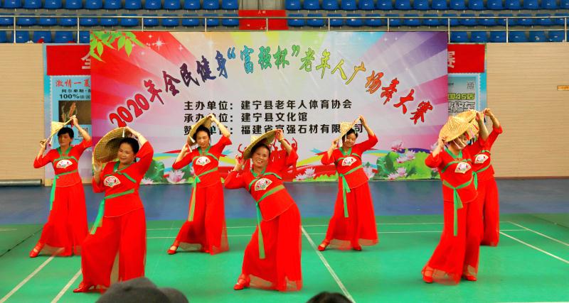 溪源快乐舞蹈队的婆婆奶奶们在赛场.jpg