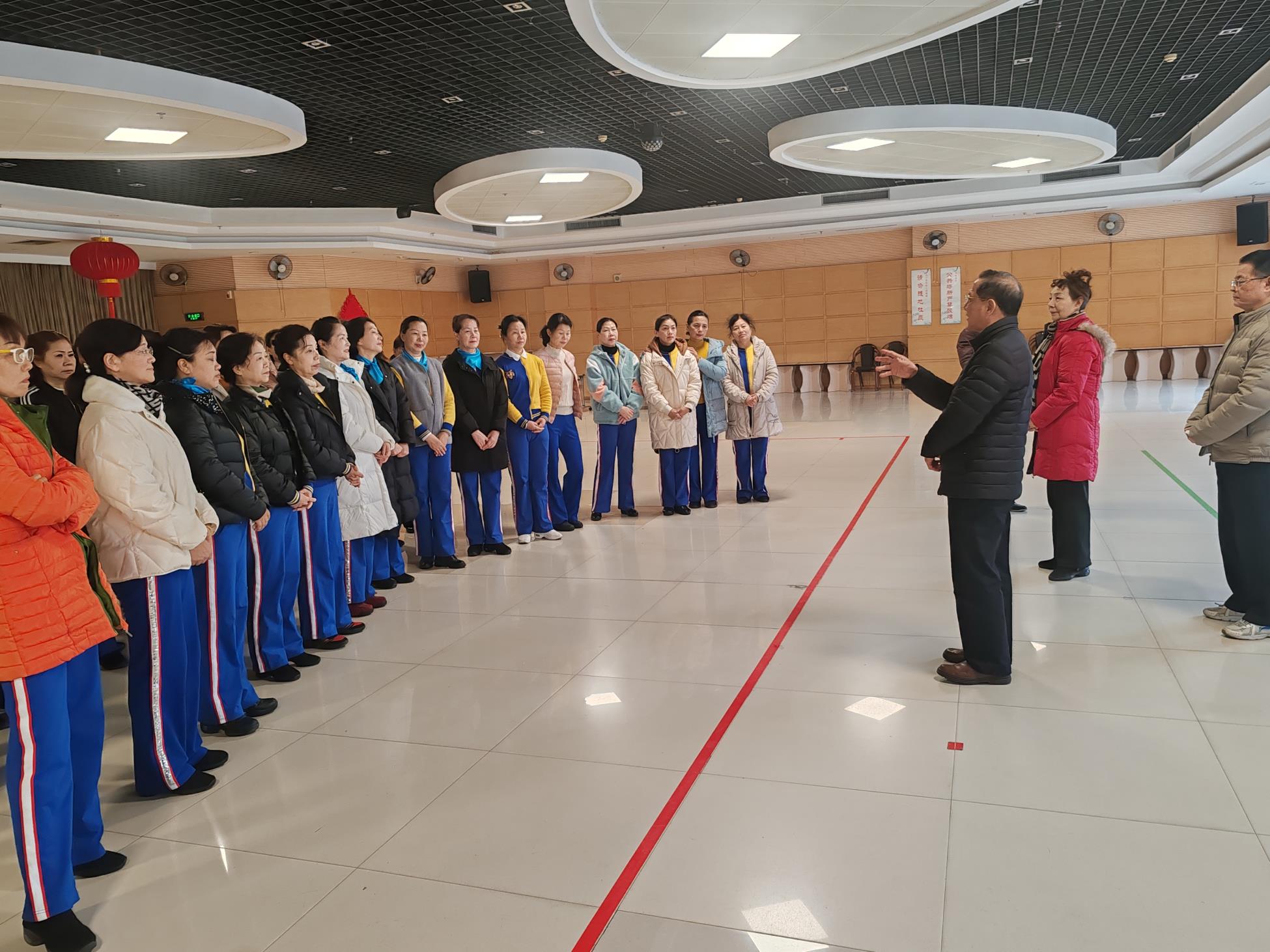 三明老体协领导深入健身指导总站审看庆典节目1.jpg
