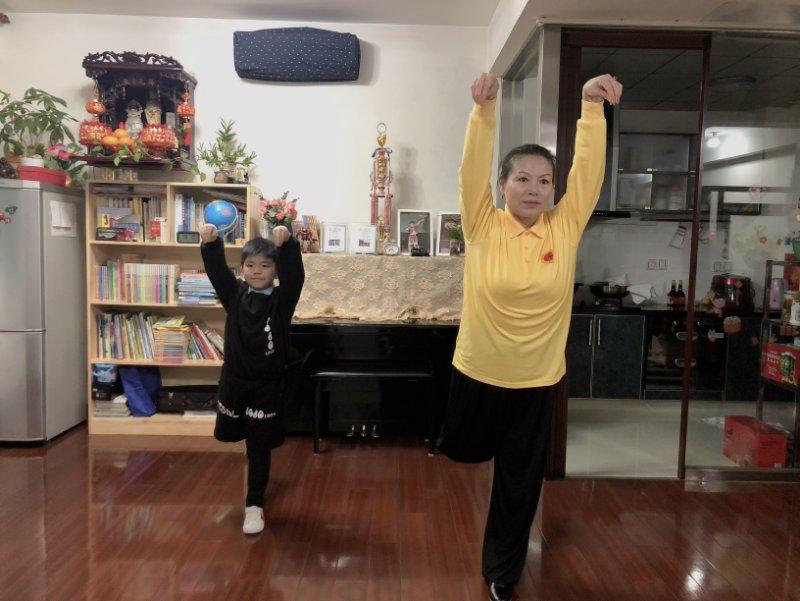 和网红小外孙陈书祥在家习练导引养生功十二法.bmp