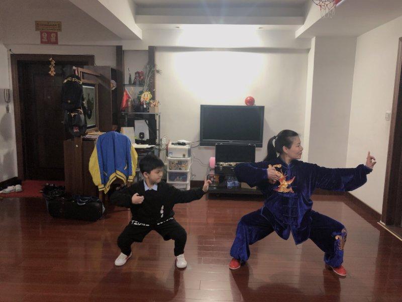 和网红小外孙在家一起习练八段锦.bmp