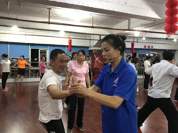 黄美满指导练健身气功.jpg